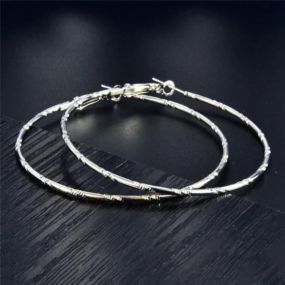 NEW!💙💎AWESOME💍TWISTED TEXTURE SILVERY HOOPS💎💙 - Picture 4 of 8